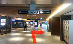 Osaka Metro御堂筋線の右側の2号出入口階段を下ります。